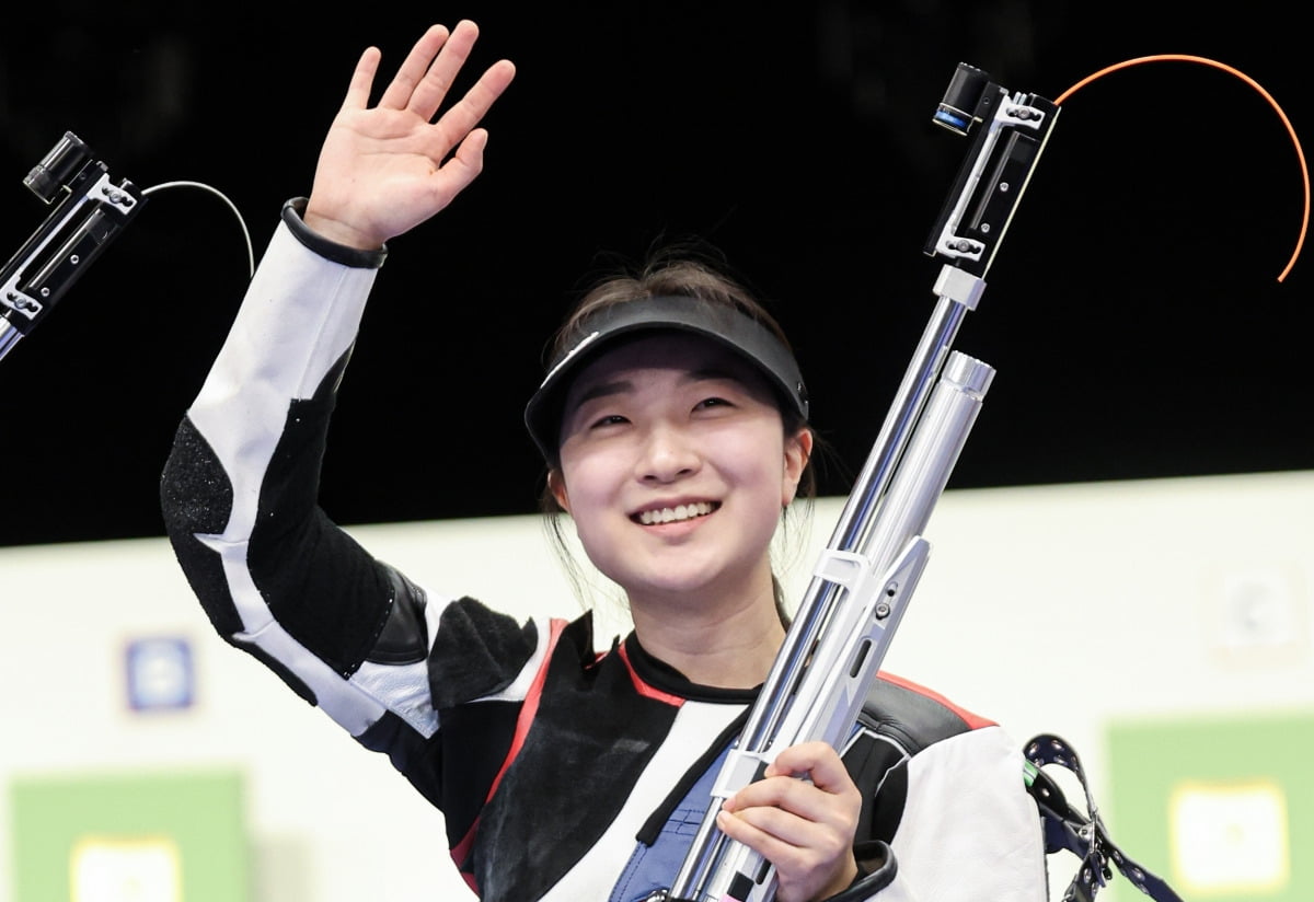现身伦敦，安切洛蒂晒与《阿凡达》女主扮演者索尔达娜合照