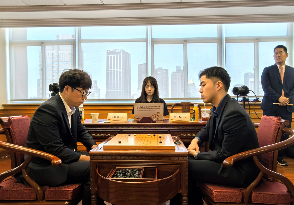 穆西亚拉模仿凯恩完成帽子戏法后的发言：又是一个神奇的夜晚